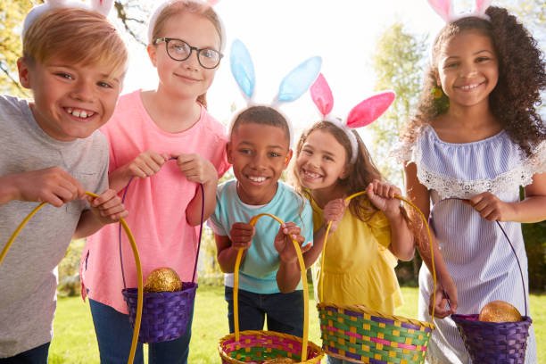 Illustration chasse aux œufs de Pâques. 5 enfants avec des paniers remplis d'œufs.